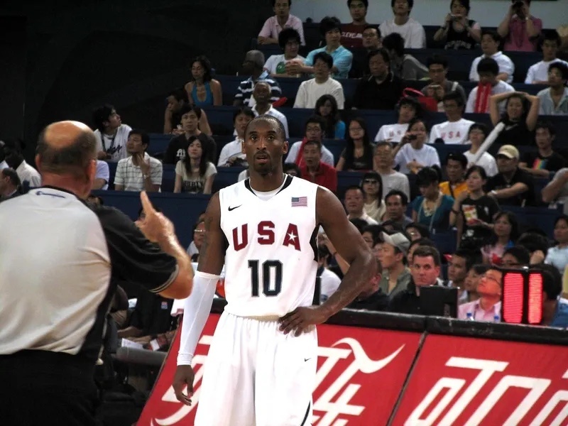 人人都有苦衷，事事都有无奈，不要羡慕别人的辉煌，也不要嘲笑别人的不幸，晨起幕落是