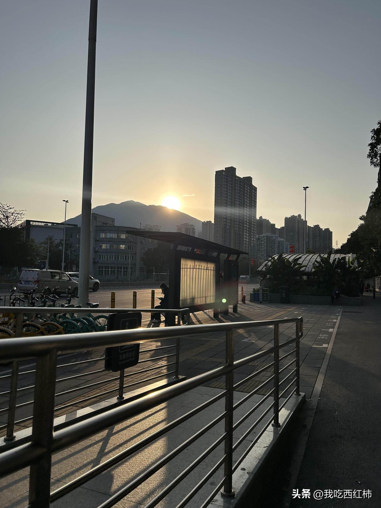 这段时间我和一个男生因为频繁的聊天产生了依赖，我主动接住了他所有的情绪，陪他熬过