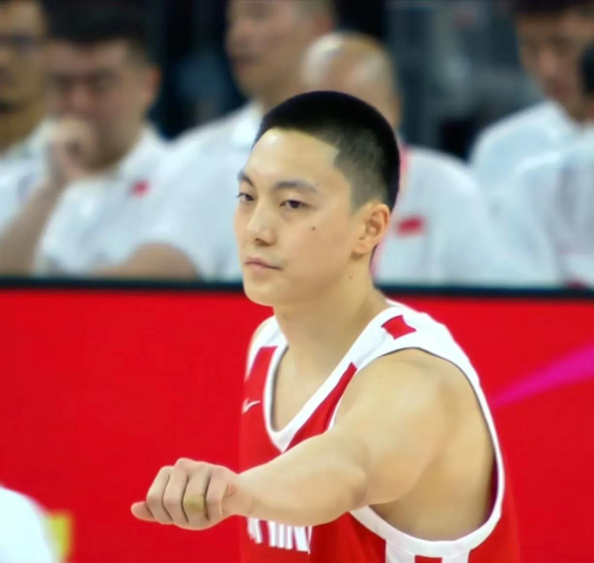 广东男篮胡明轩和徐杰这两个后卫怎么了？一个上不了场，一个上场了疯狂刷分，可是胡明