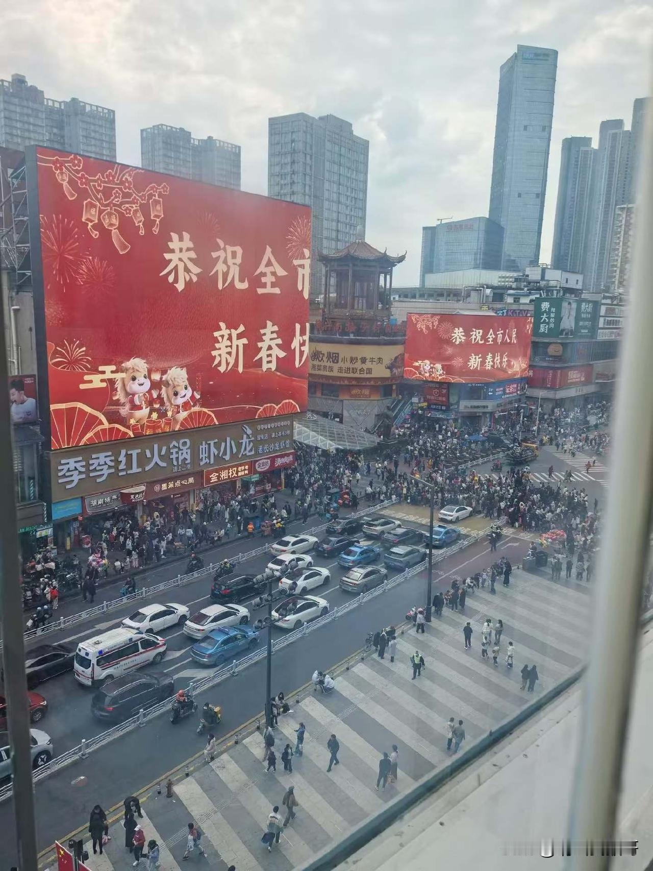 新年生活图鉴春节出来玩的人还是挺多的