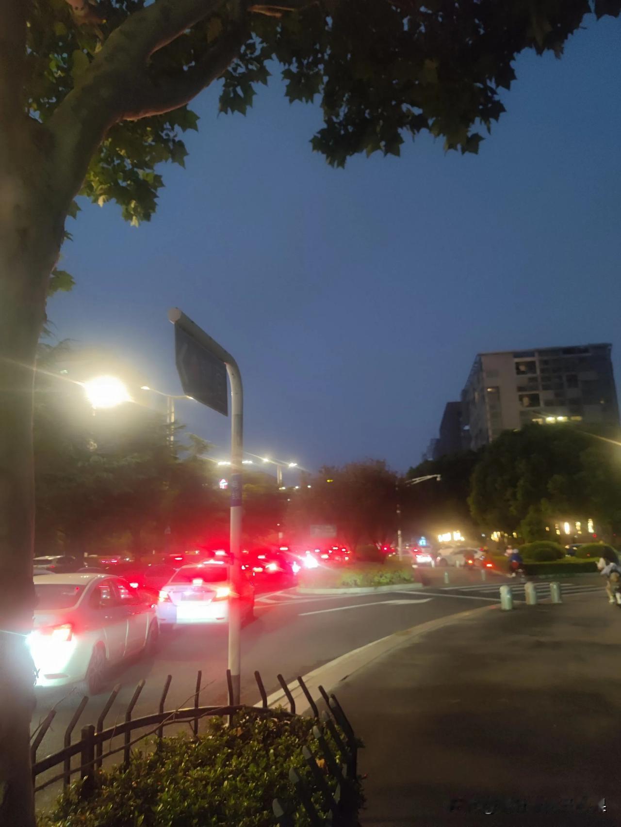 这是国庆快到了吗？今天也不是假期最后一天呀，怎么突然就堵成这个样子，好夸张啊
