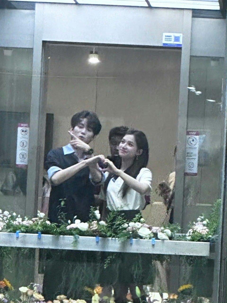 张婧仪蜡笔小新塑张婧仪和周翊然为《焕羽》剧宣扫楼，俊男美女合体很是般配啦，今日份