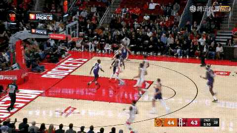 火箭超级球星杜兰特真是太霸气了！在今天火箭主场迎战太阳的比赛中，当时比赛进行到了