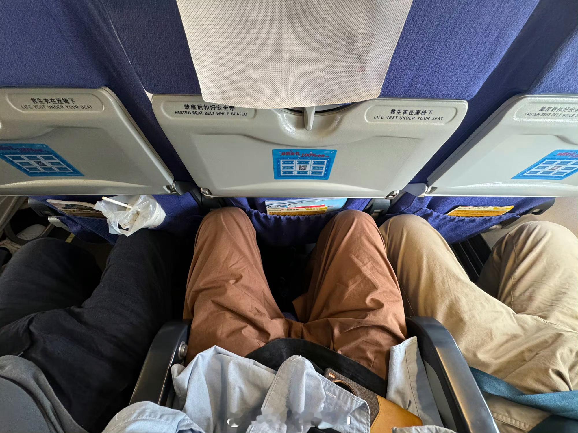 高铁B座宽一些还是不了吧…无论是飞机还是高铁，都不喜欢坐中间主要是被夹个人在中间