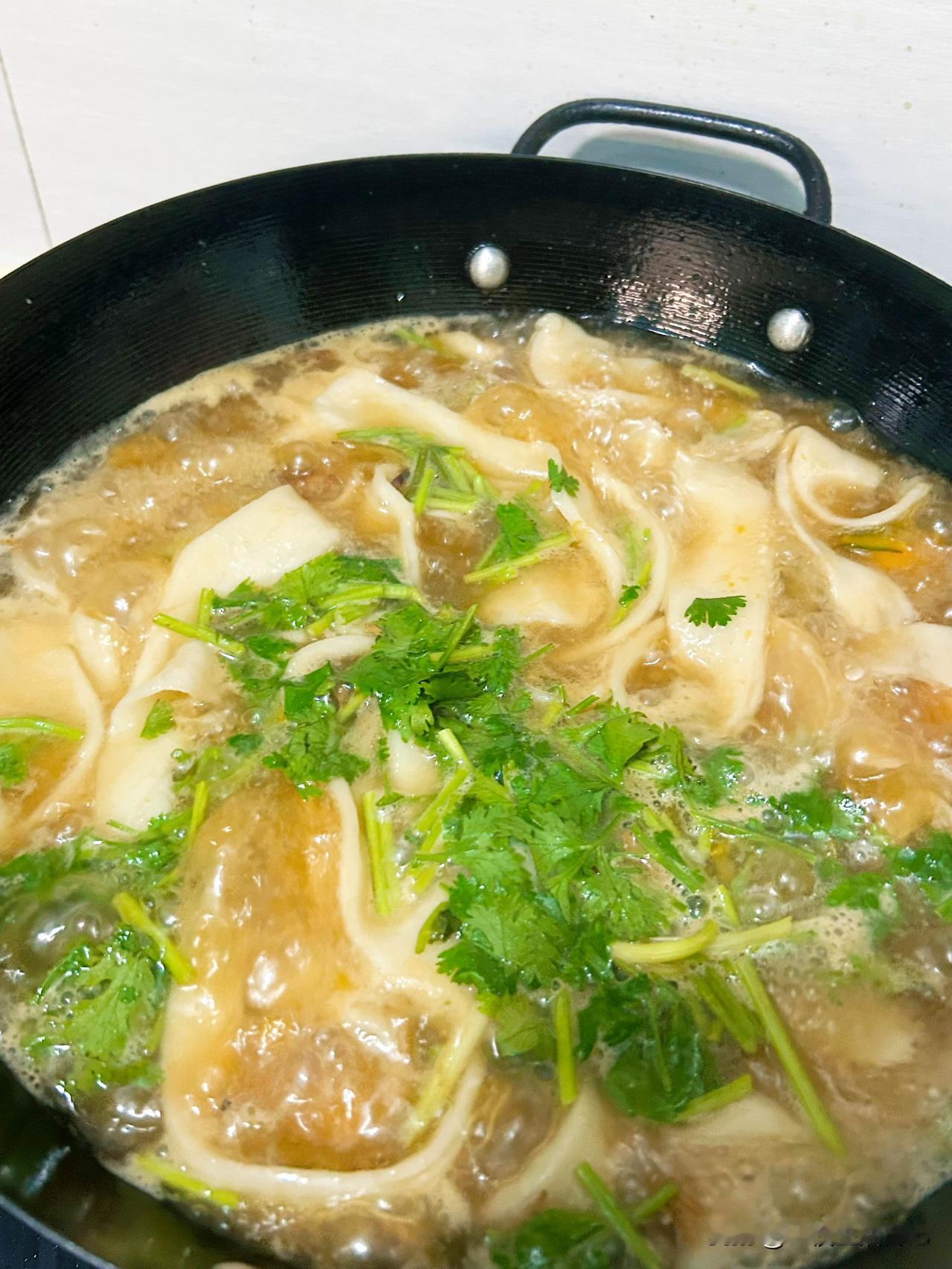 今日北京暴雨⛈️橙色预警 一天没出门做了两顿饭。中午炒的豇豆、扇贝黄瓜、水煮虾和