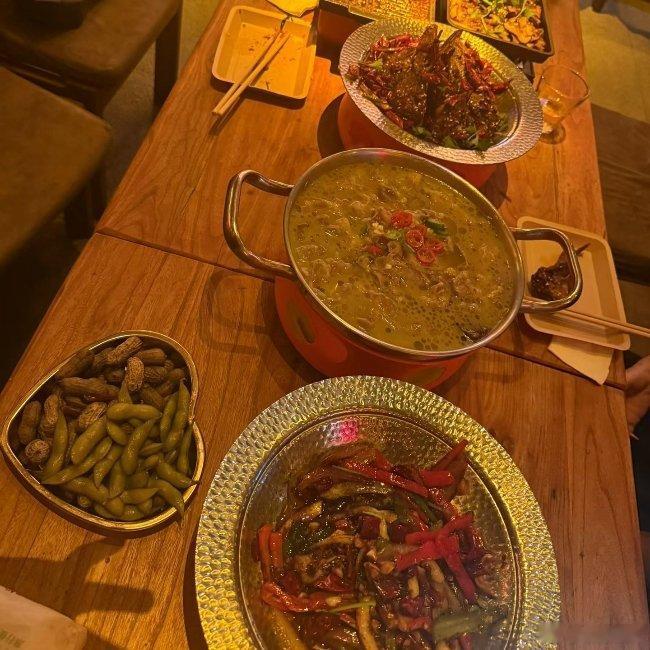 酒量是差的 爱喝是假的，只有氛围是真的 若没有一点爱好， 拿什么治愈一天的疲惫！