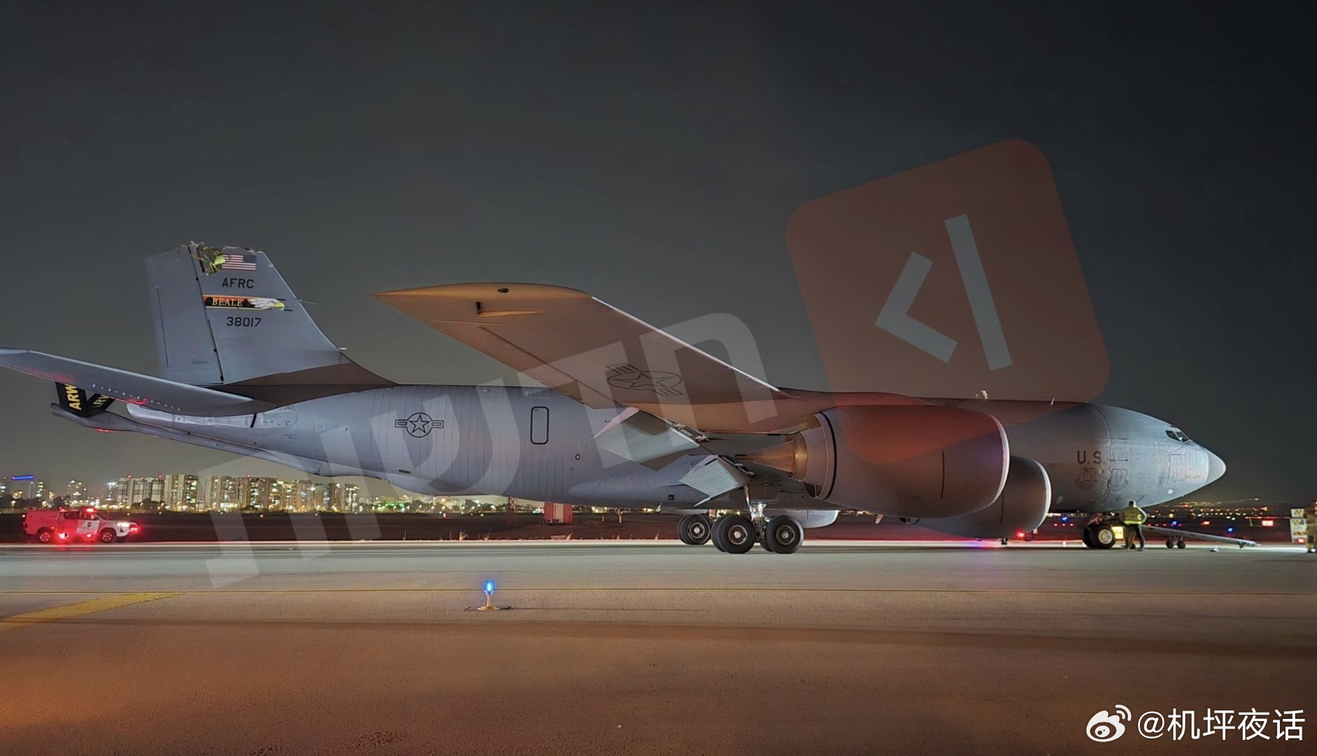 美国加油机坠毁事件中紧急着陆的KC-135加油机（另有一架KC-135坠毁），可