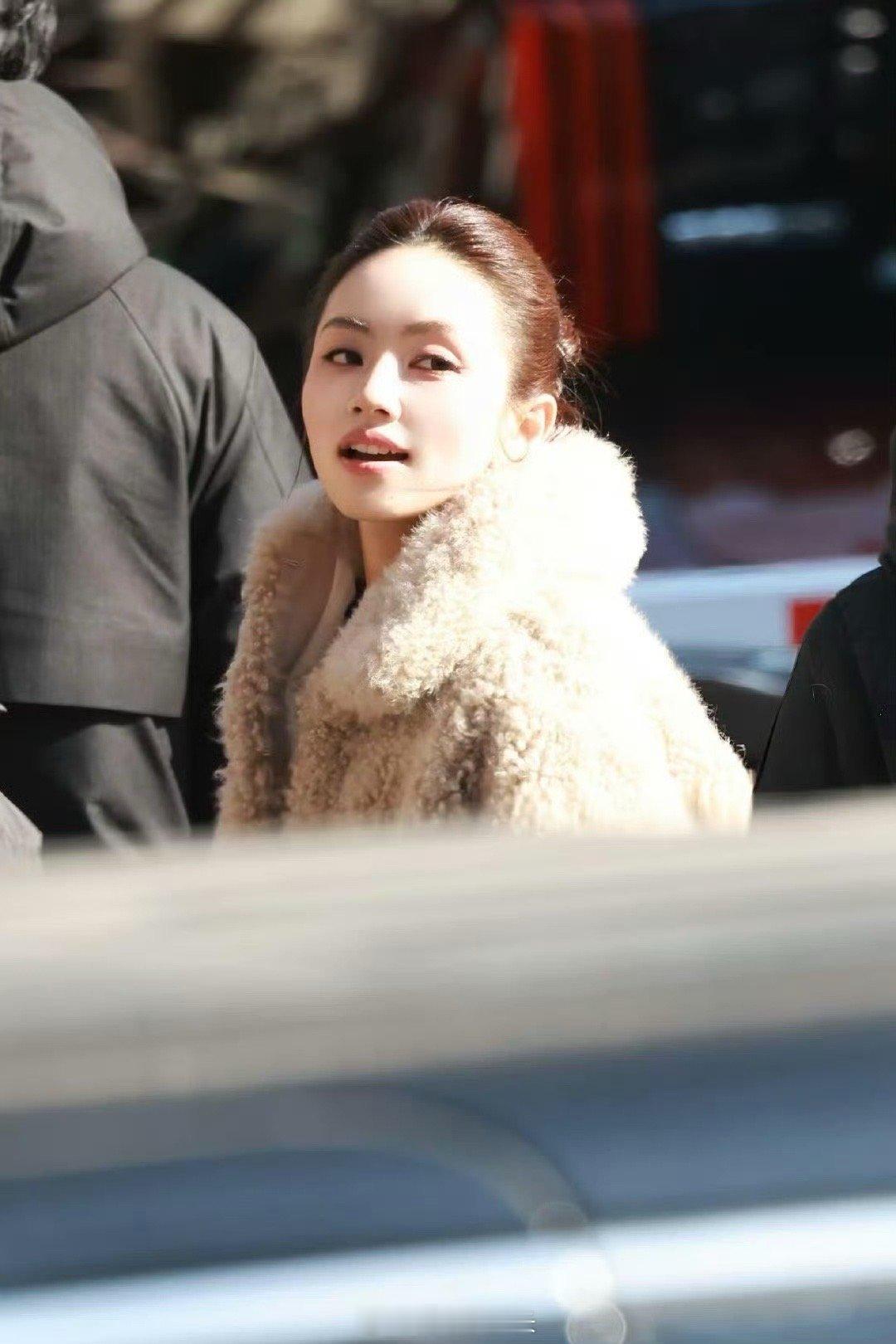 刘惜君连续两年登春晚 刘惜君再次登上春晚舞台，用粤语清唱送上新年祝福。“愿为你送