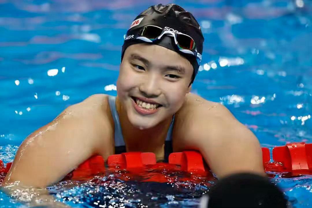 李冰洁携13岁于子迪同框 一张同框，两代泳者。李冰洁把三战亚运的坚持写在身后，于