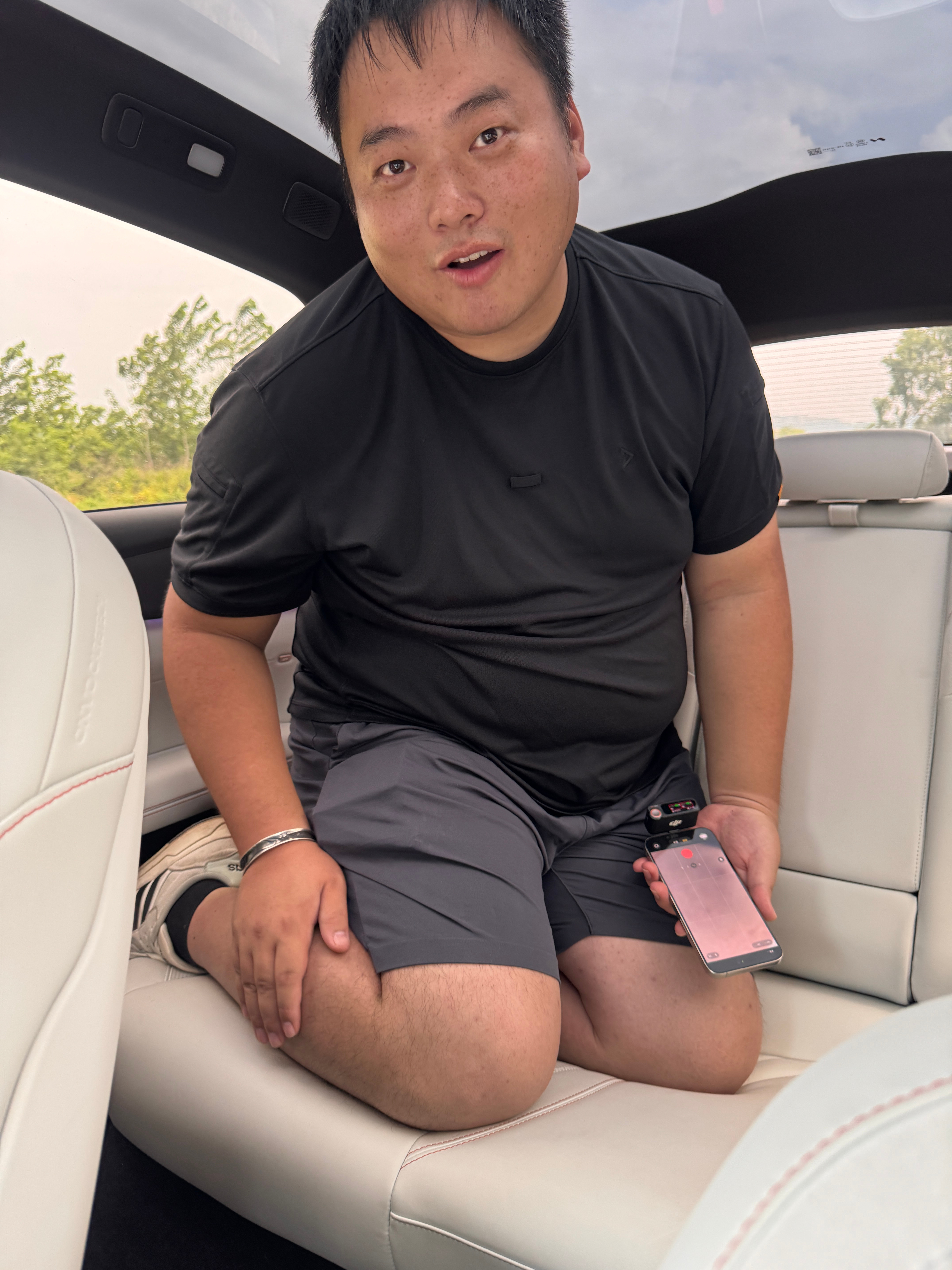 大晨这么壮，但是在汽车后排拍摄的时候呢一般是这样的👇👇👇 ​​​