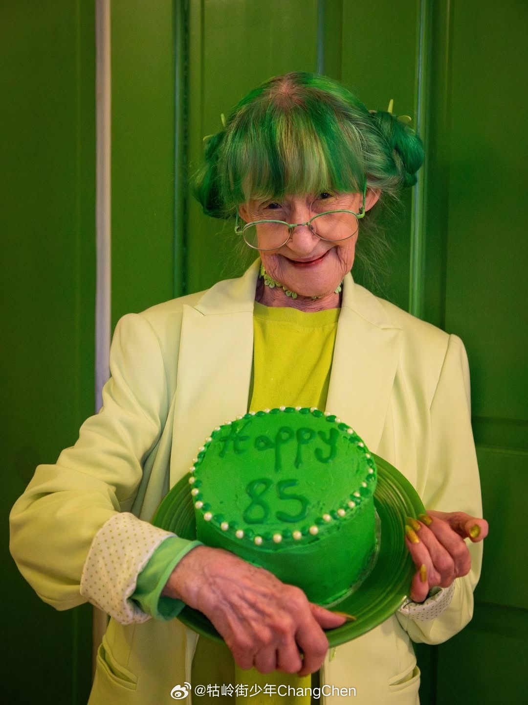 布鲁克林绿色女士庆祝85岁生日🎂🎂，生日蛋糕都是全绿色的。Green Lad