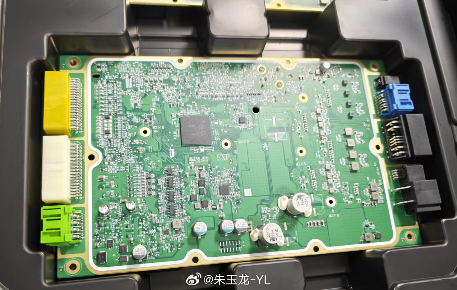 我最近去了两家智能驾驶控制器的工厂看了一个是零跑的湖州工厂，做座舱控制器、辅助驾
