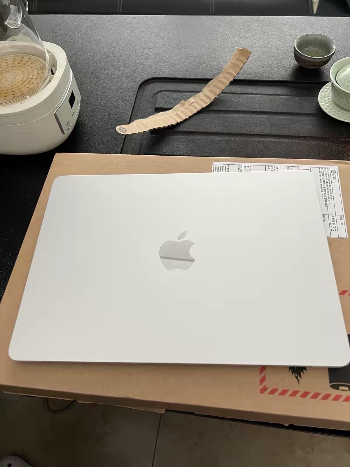 谁给我妹的勇气，要买MacBook打cs2？！

震惊了🤯我妹国庆换电脑，没想