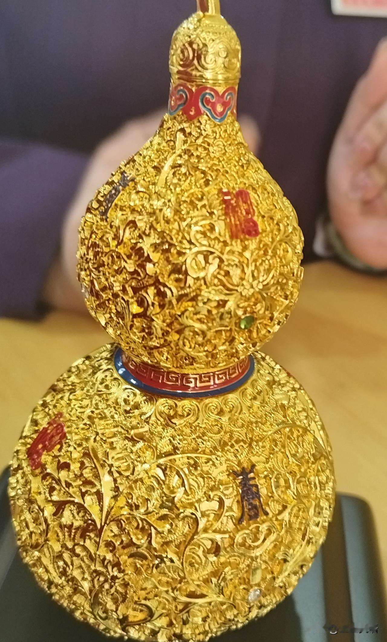 今天路过银行，口渴了，想去喝点水，一进门就看见这个大葫芦了。金光灿灿的，工作人员