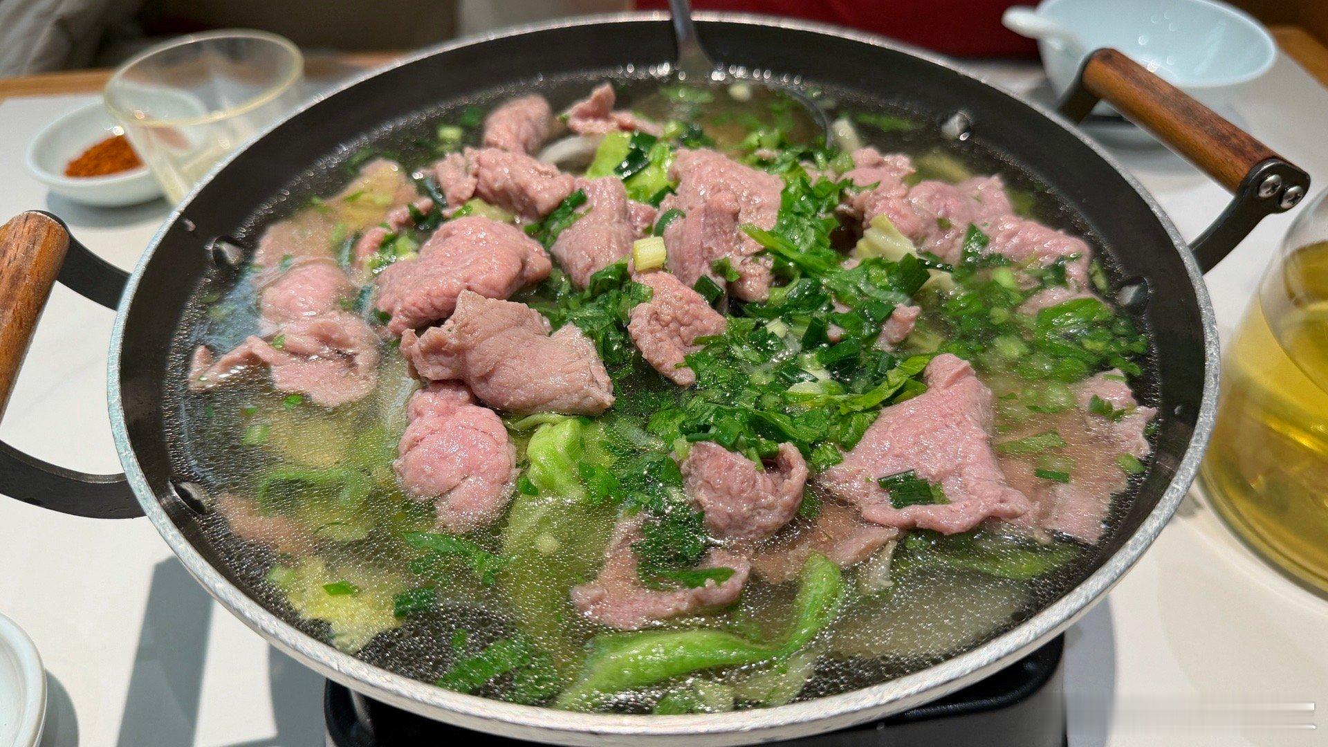 收了入场费，也便宜啊给老板出主意这人太高了，从头到尾都极具流量话题、和爆火的因素