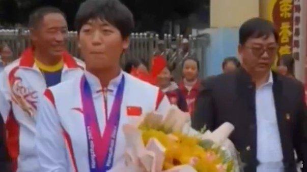 凤凰新闻【媒体：国家发给运动员的奖励领导凭什么伸手？运动队内部家长式管理罚跪合理