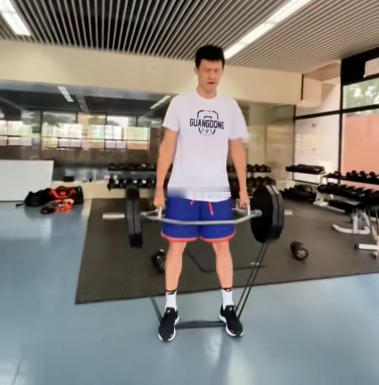 周队下赛季去边不用我告诉你了吧！咁明显…广东宏远广东男篮周鹏中国男篮热身赛付费观
