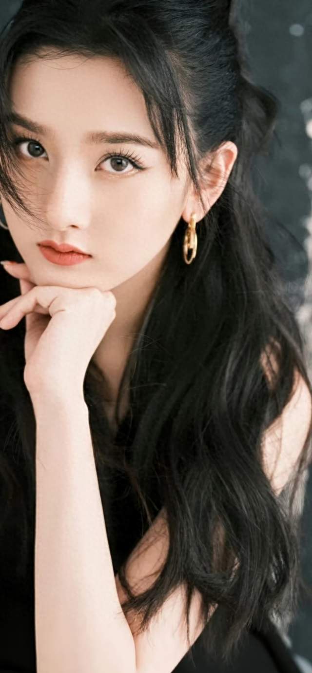 宋祖儿黑色无袖裙写真，简约造型引发网友讨论