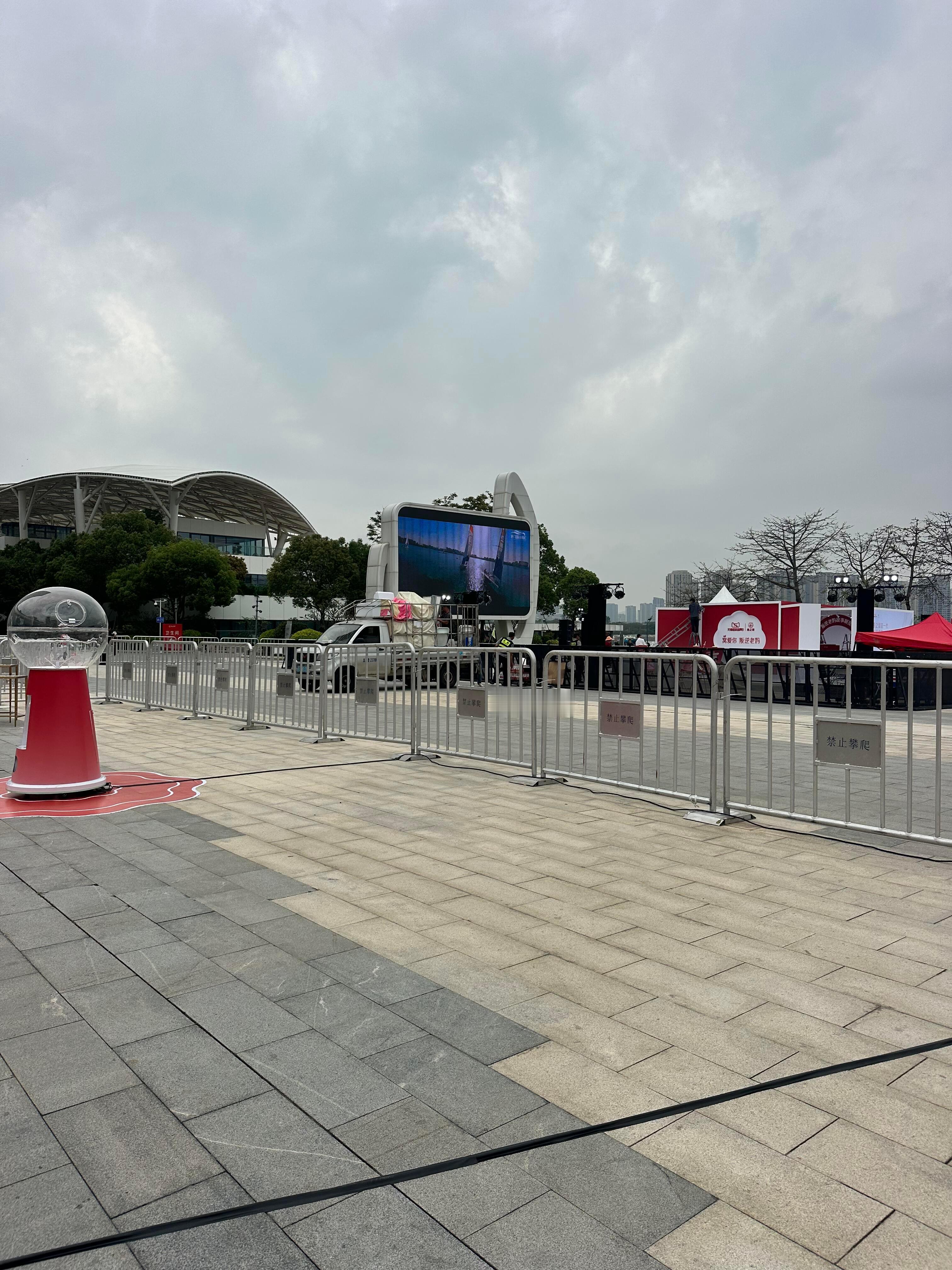 今天活动的场地，好大朱一龙燕之屋全球品牌代言人