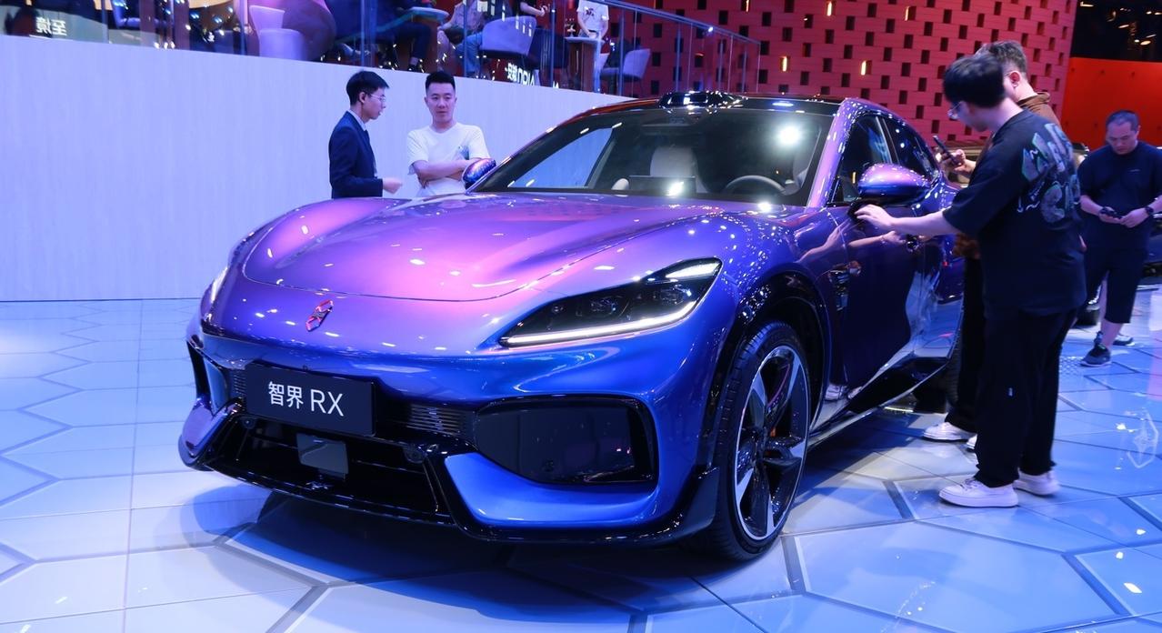 【鸿蒙智行智界 RX 轿跑 SUV 实车亮相 2026 成都车展：随动中控屏、尊