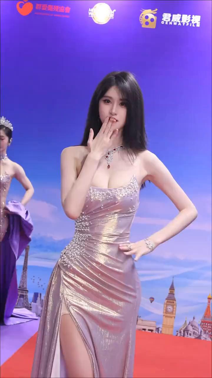 有请第二十四届环球华裔小姐，全国总冠军白叔。