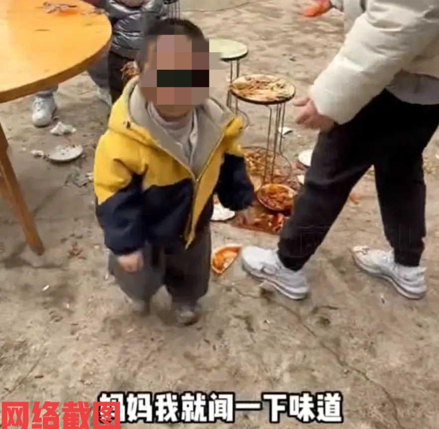 四川雅安有父母带儿子在农村吃席。

在吃席期间这孩子也是顽皮，在一道菜上桌前想要