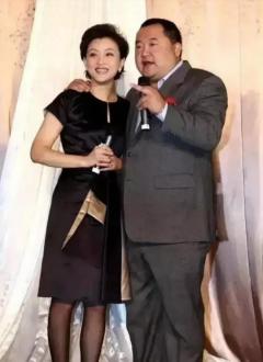 1994年，26岁的杨澜非要和银行上班的丈夫张一兵离婚，转身嫁给了体重200斤，