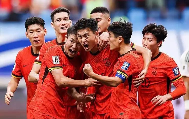 国足烂成这样，这些年大家嘴都快骂干了，骂来骂去无非一句：足协到底什么时候干点正事