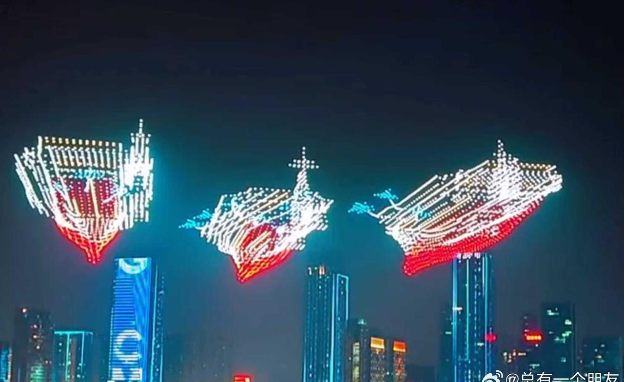 合肥用一场无人机灯光秀点亮天鹅湖夜空，科技光影中既有聚变工程的工业化图景，又有马