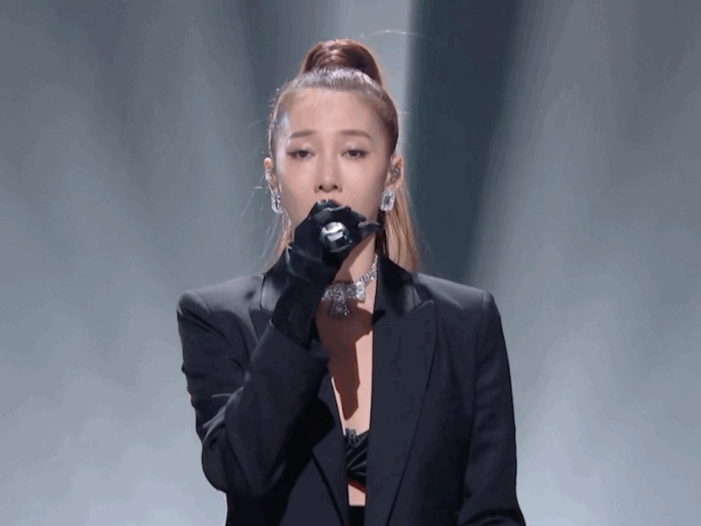 从出道曲的甜美到如今《表白》的飒爽，她像不断升级的AI系统，持续吞食爵士舞、ur