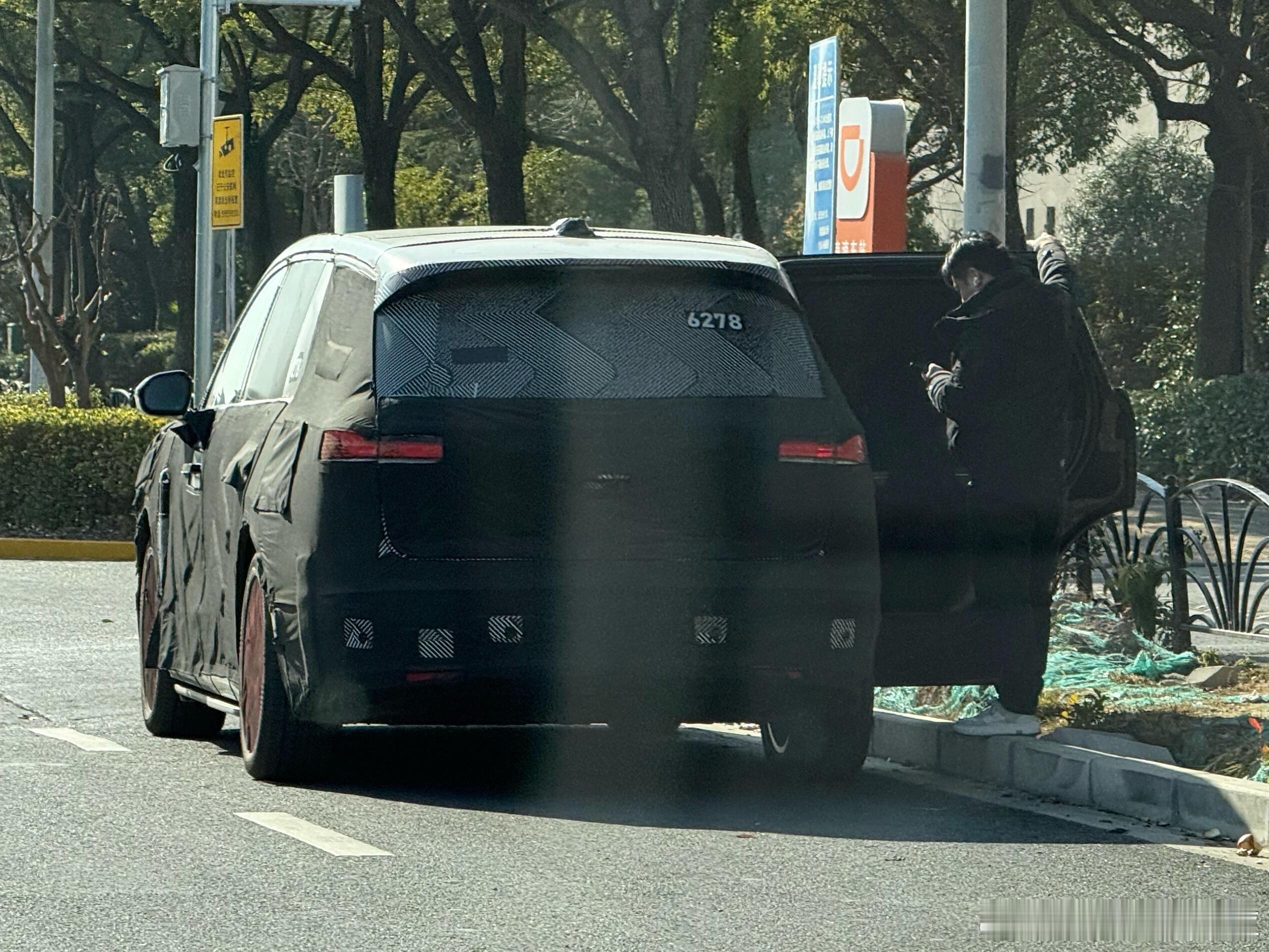 图一这是蔚来 ES9？和全新蔚来 ES8 放在一起，最明显差异就是踏板。新能源汽