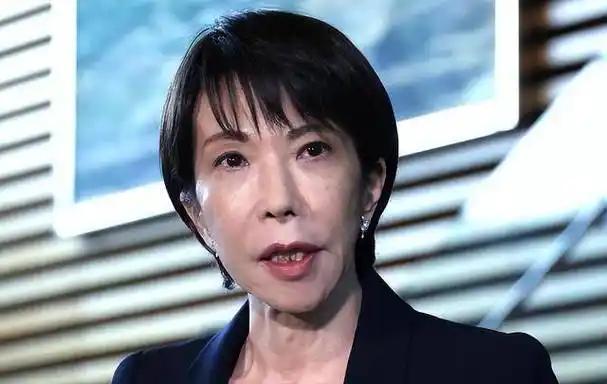 5月4日全世界都看到了一个刺眼画面：日本首相高市早苗在澳大利亚堪培拉战争纪念馆，