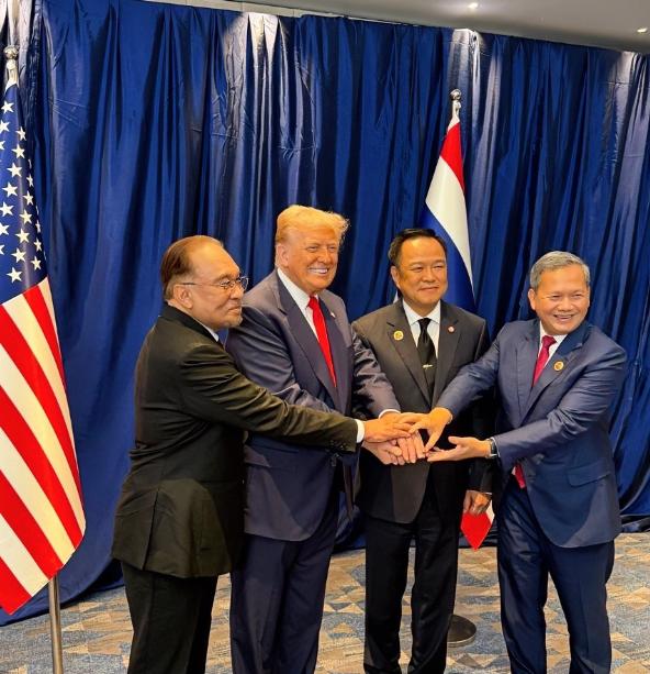 昨天的东盟峰会直接炸了锅，因为特朗普一到场，打了3个月的柬泰两国立马握手签和平协