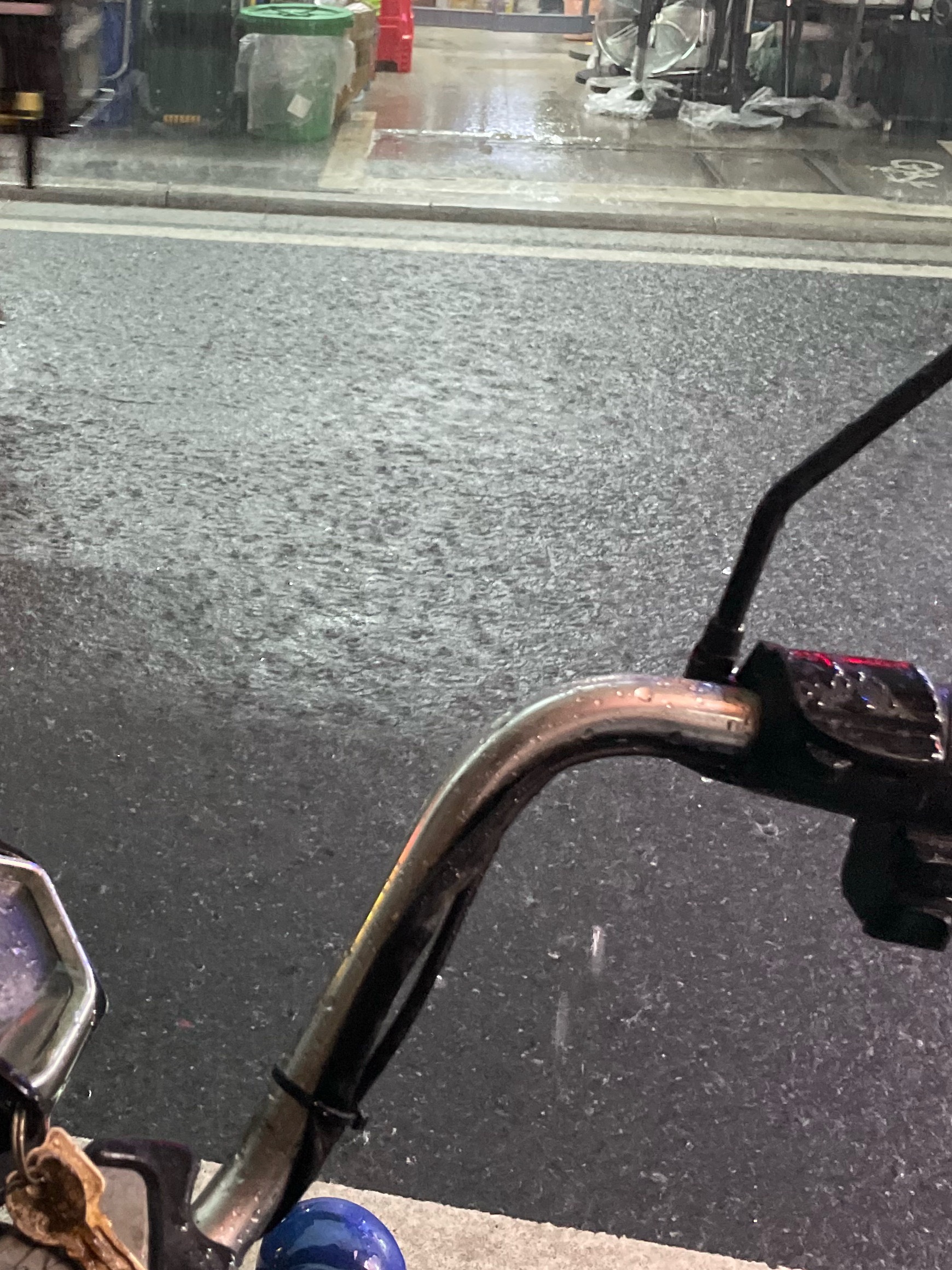 为了个炸鸡腿回不去了 还现买了吧雨伞 ​​​