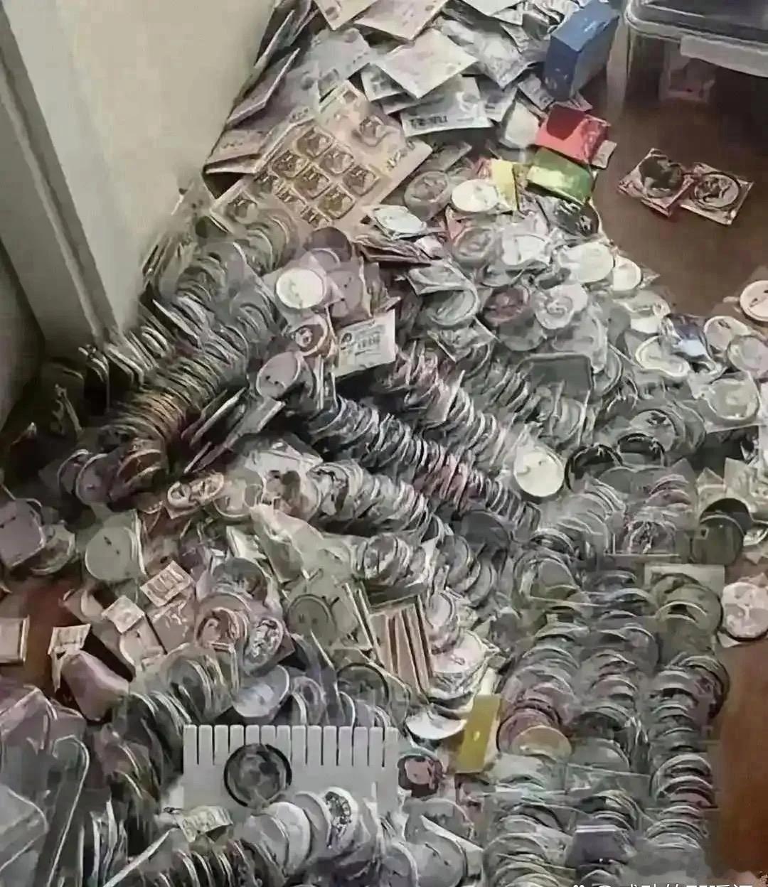 收拾房间在初三女儿床底翻出一大堆卡牌周边，堆得满满一地。
突然不知道怎么处理才合