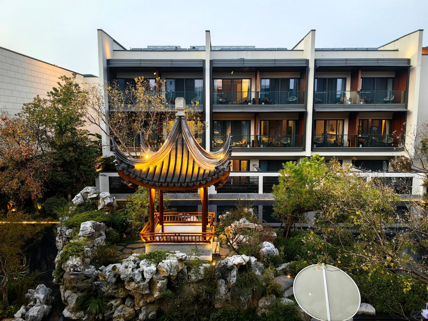 在苏州老城区内，“竹辉环宇荟”由中海操盘。这个城市更新项目做了5年见成效。当时中...