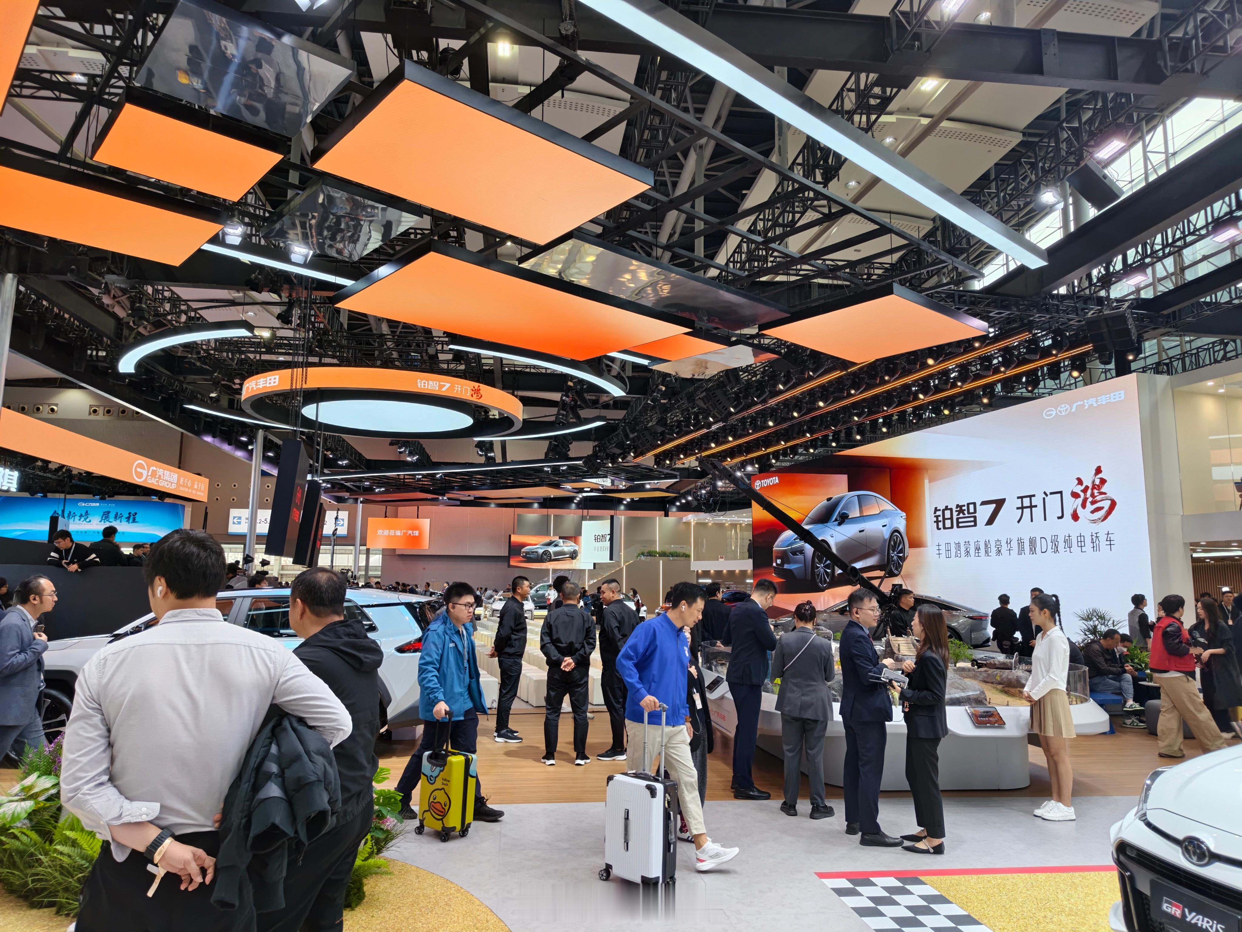 铂智7已在广州车展正式发布并开启预订，车展现场也是吸引诸多媒体和观众点赞打卡～纷