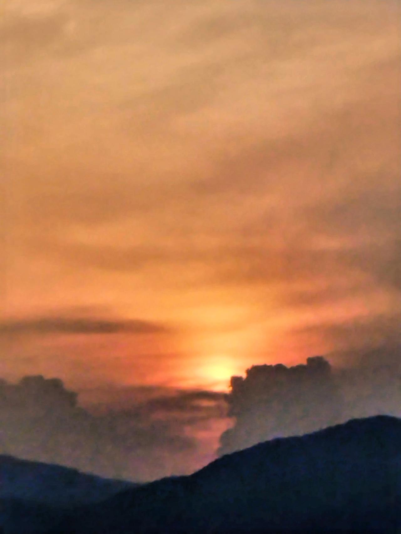 日落时分，天空被染成了橙黄色。