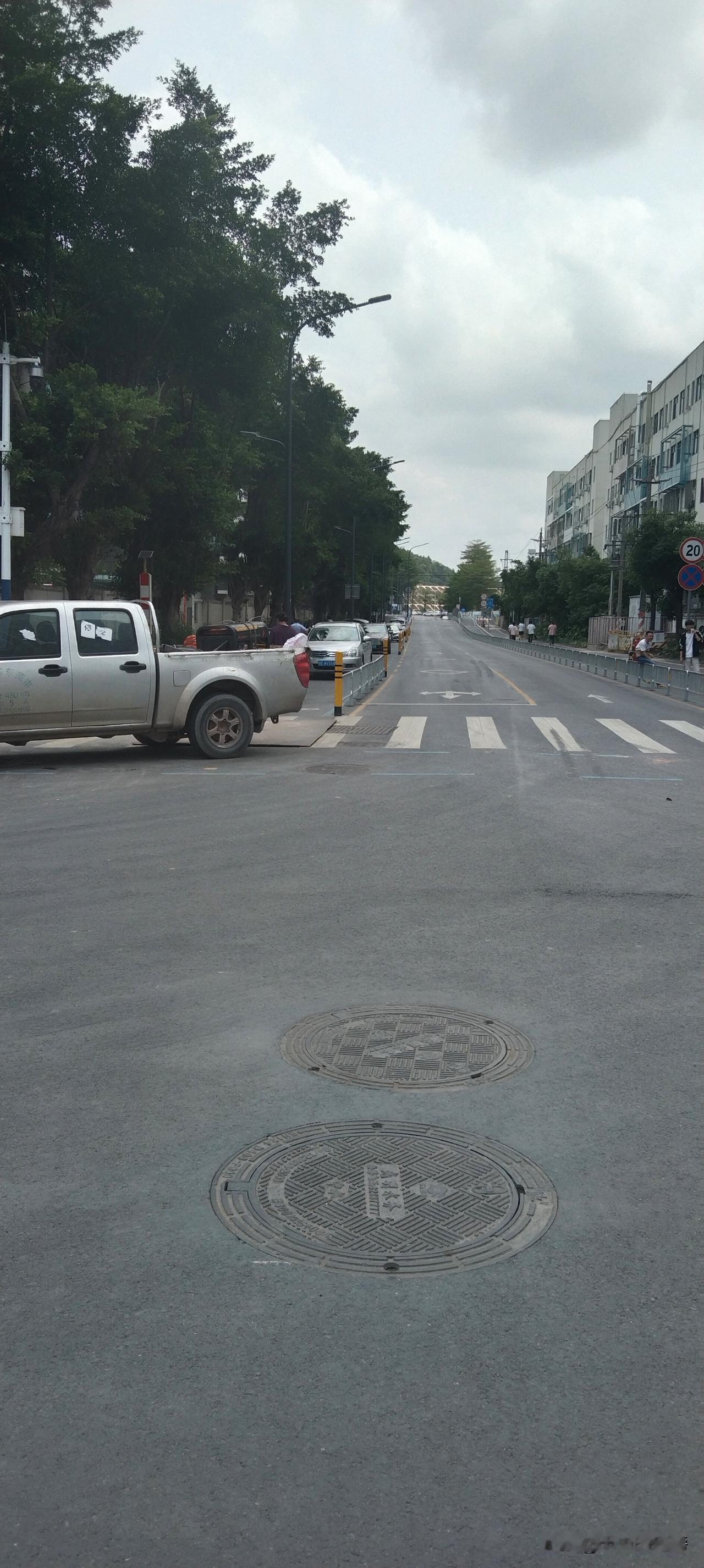 别老说电动车走机动车道，不走非机动车道，我请问，小汽车这样停车 非机动车怎走？