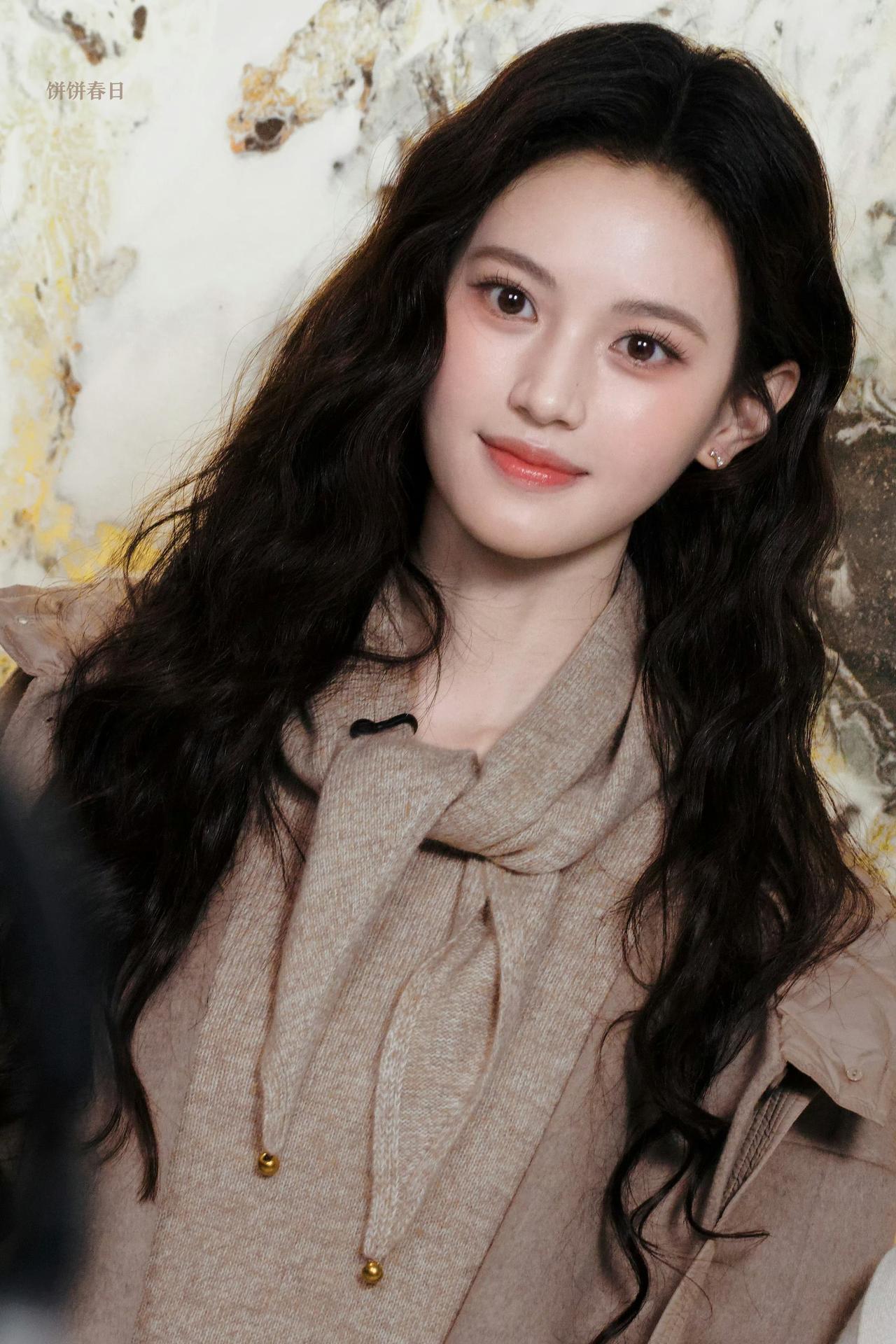沈羽洁原图直出好能打，温柔大波浪，是秋日里的知性美女
