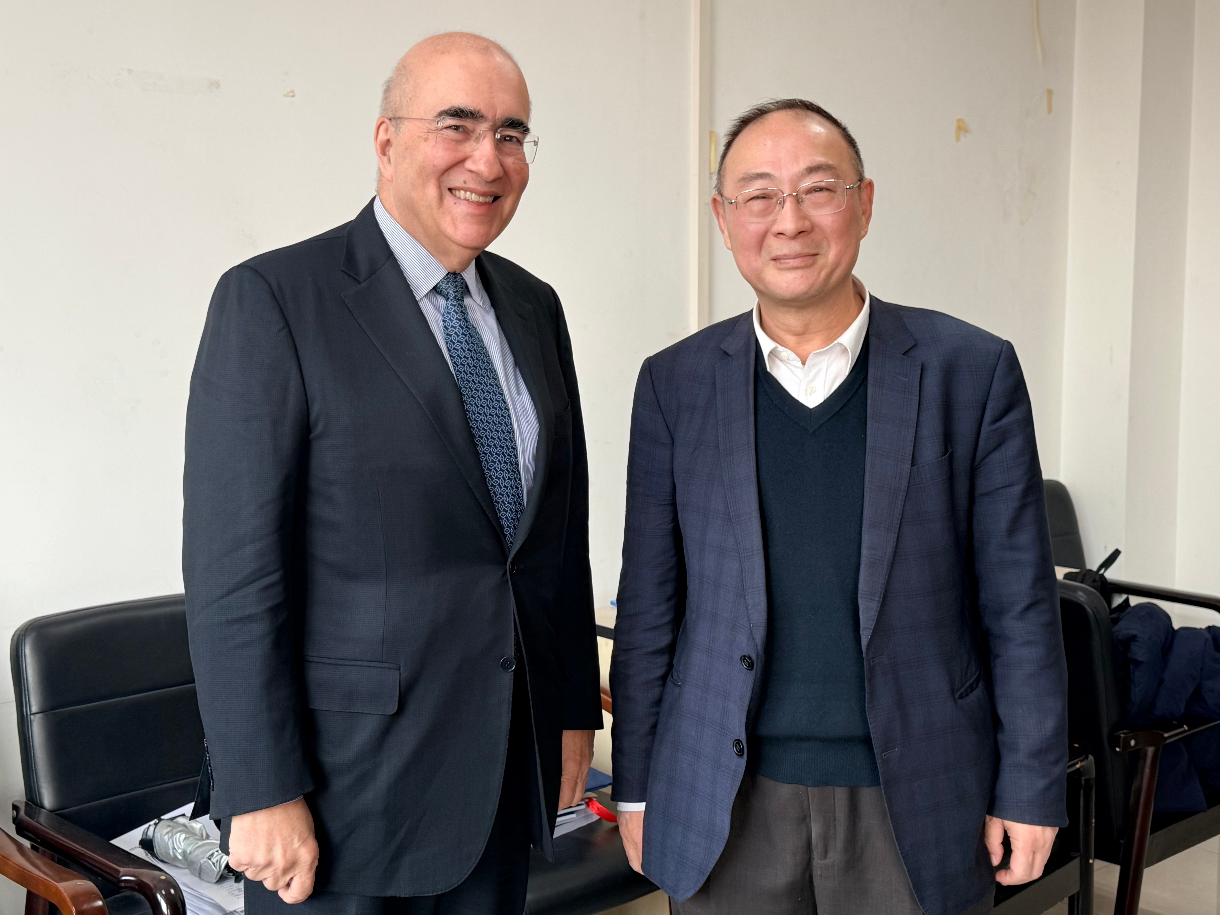 今天上午，巴西驻华大使到学院找我聊聊天。 