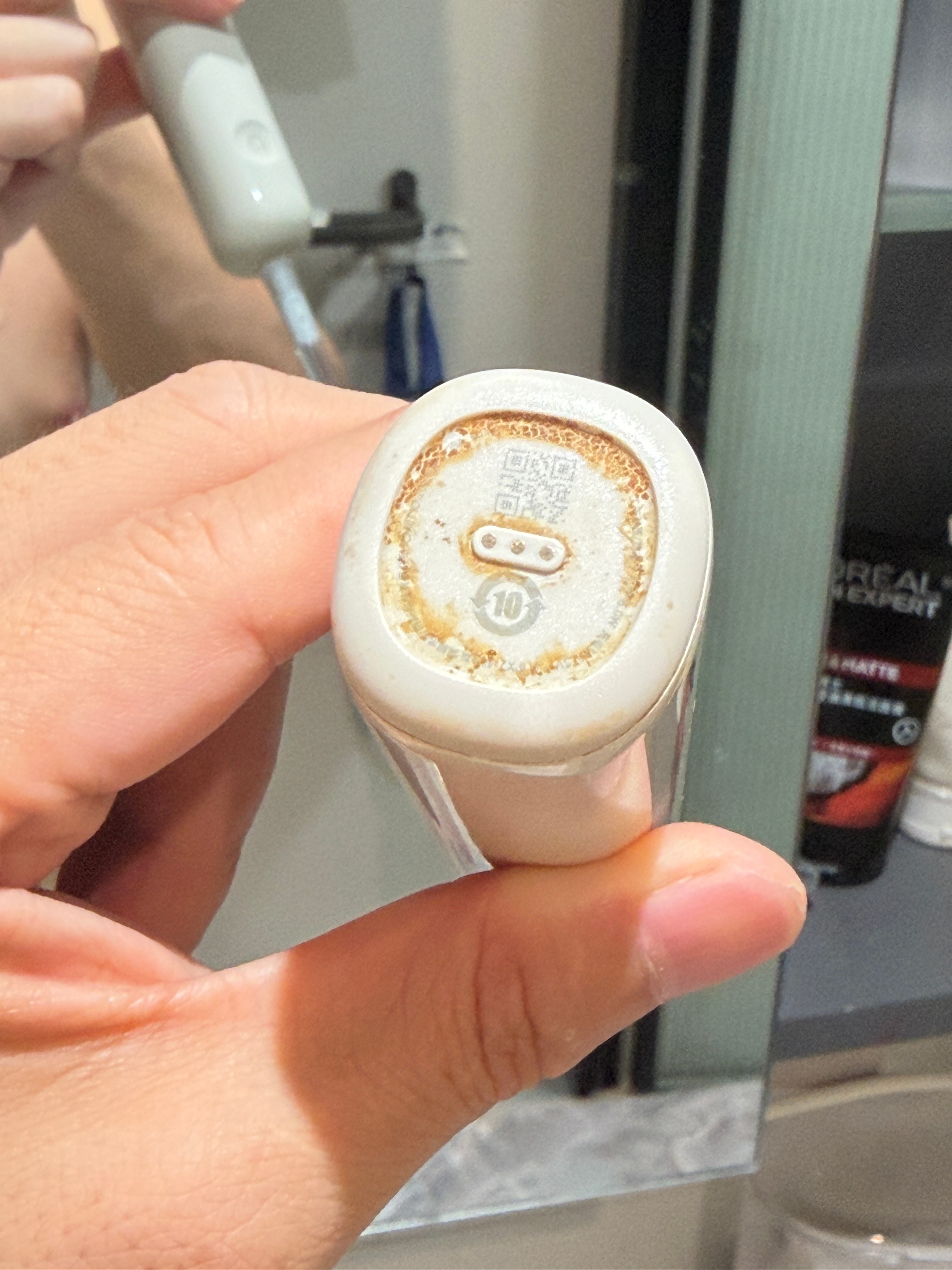 牙刷充电设计成接触式的简直是灾难！ 什么都模仿苹果，难道你不知道洗漱台会沾水吗？