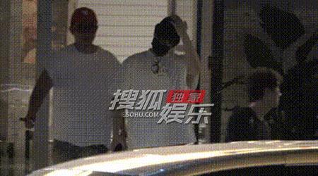 杨洋被拍到和好友聚餐，然后散步回家~~戴着口罩也遮不住的帅哥气质太绝了[期待][