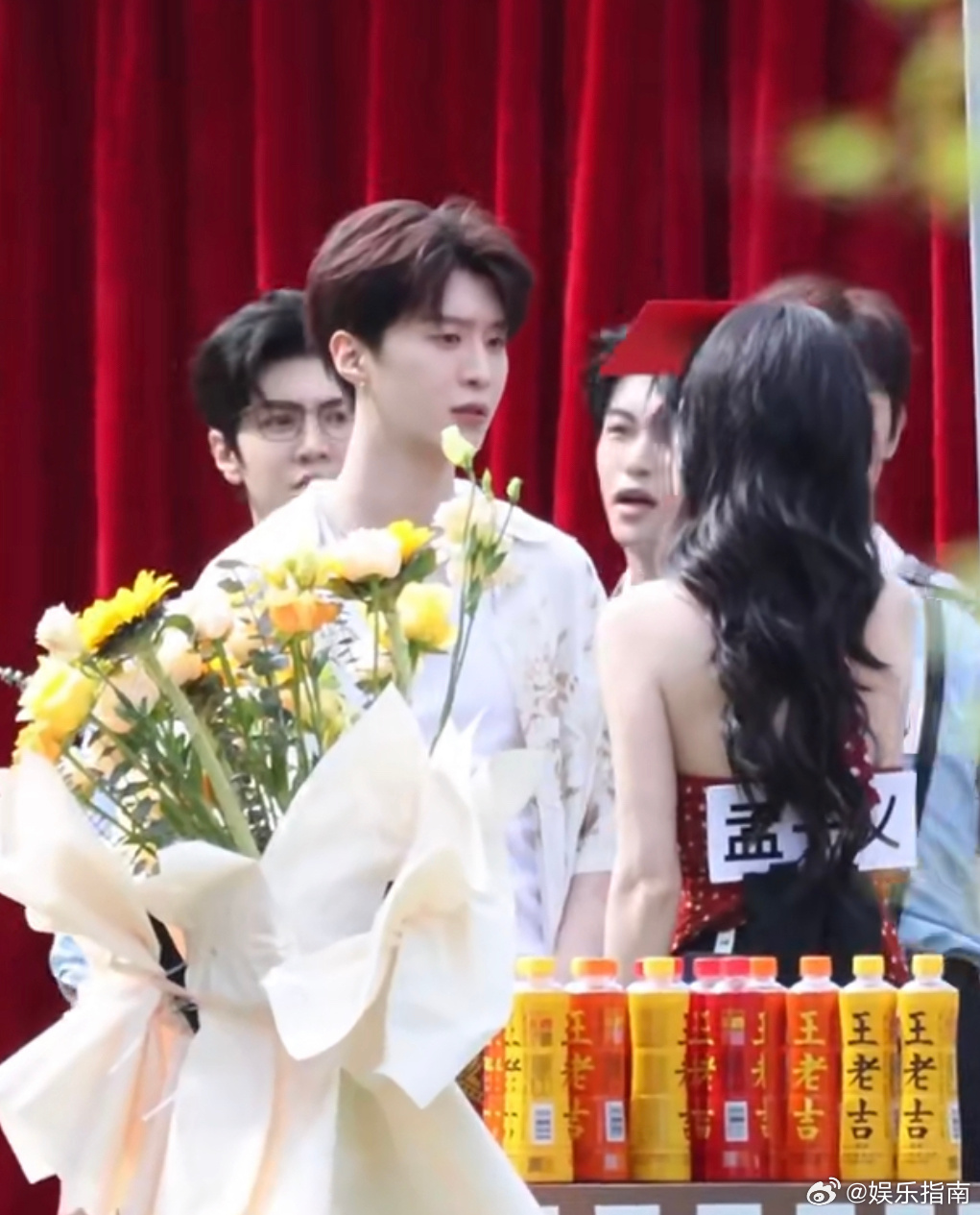 范丞丞录制奔跑吧路透照片，他真的好白啊，状态真好！ 