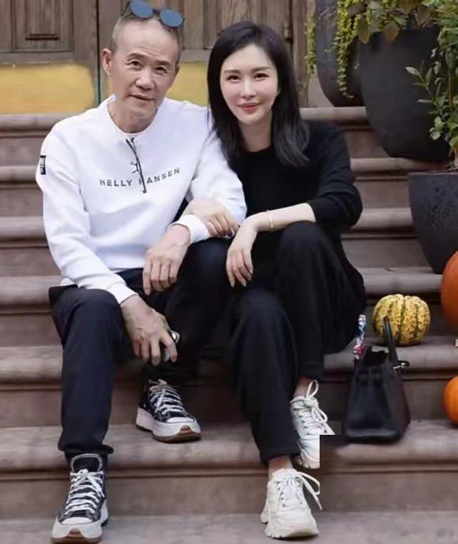 王石和老婆带孩子逛动物园，一家三口其乐融融，女儿像极了妈妈 ​​​