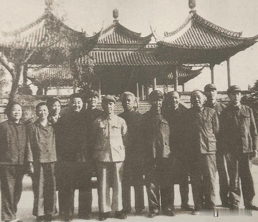 1978年，粟裕大将重上井冈山时，和当地干部的合影。1928年5月至1929年1