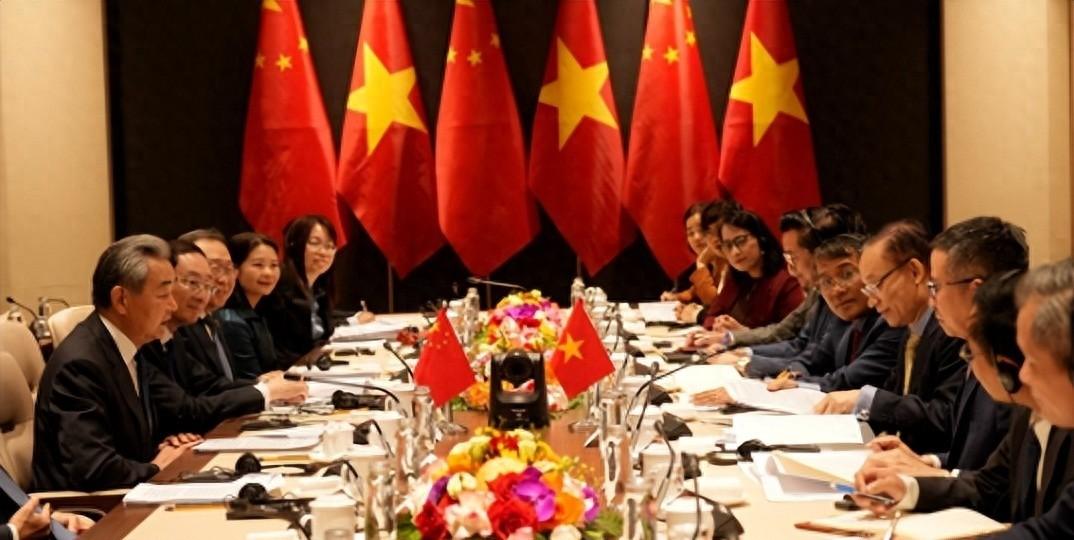 就在全球地缘冲突不断、贸易摩擦频发的当下，中国外长王毅率团抵达河内，与越南外长黎