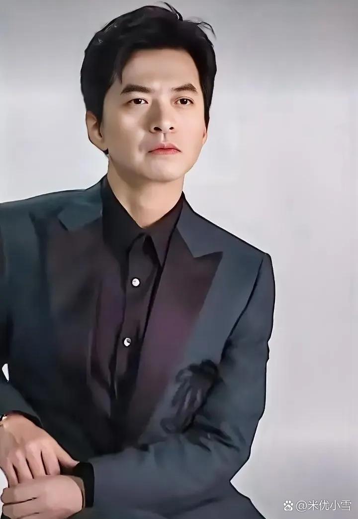 张智霖问李健一天吃几顿。
李健说，只吃一顿。
白天就喝咖啡，然后空腹去举铁、深蹲