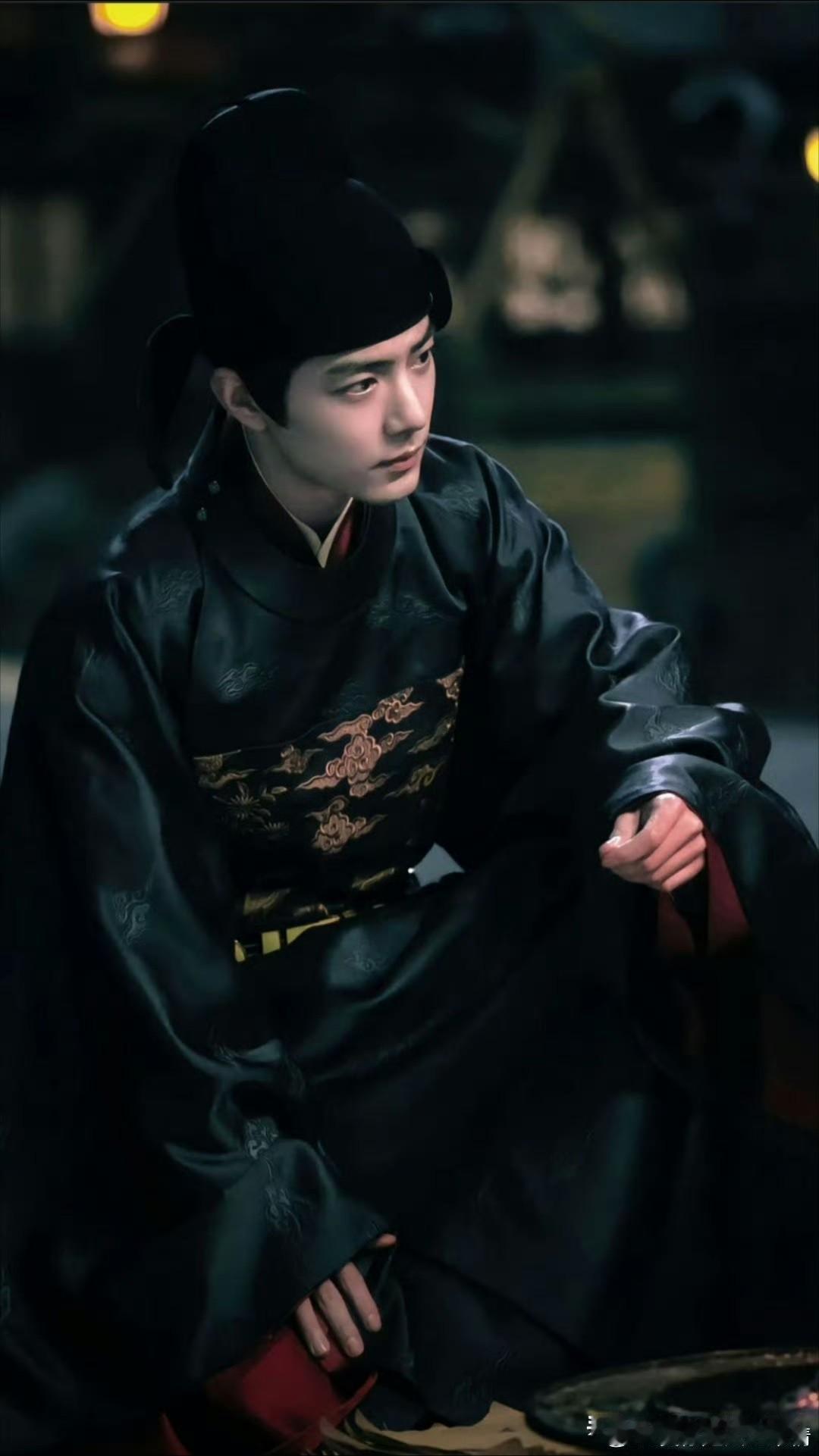 【肖战获评影视榜样年度人气男演员】 肖战影视榜样2025年度人气男演员今天（1月