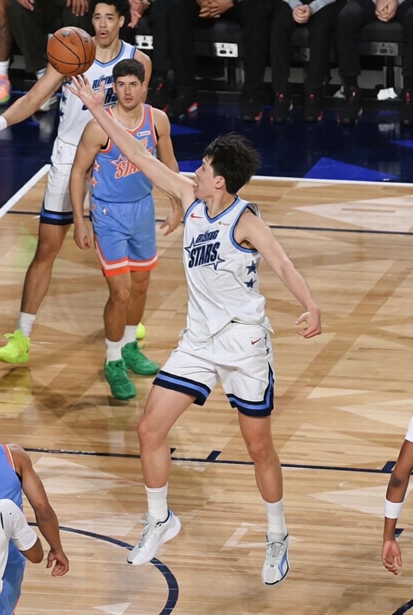 小杨今天在NBA全明星新秀赛上的表现真不错，拿下10分2个篮板，算是个新的突破。